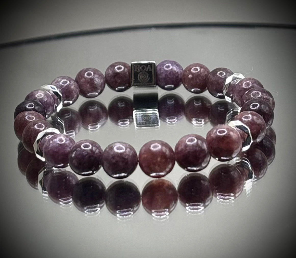 Гривна HOA „Лепидолит“ от естествени камъни, ръчно изработена. Висок клас лепидолит в нежен и елегантен дизайн.